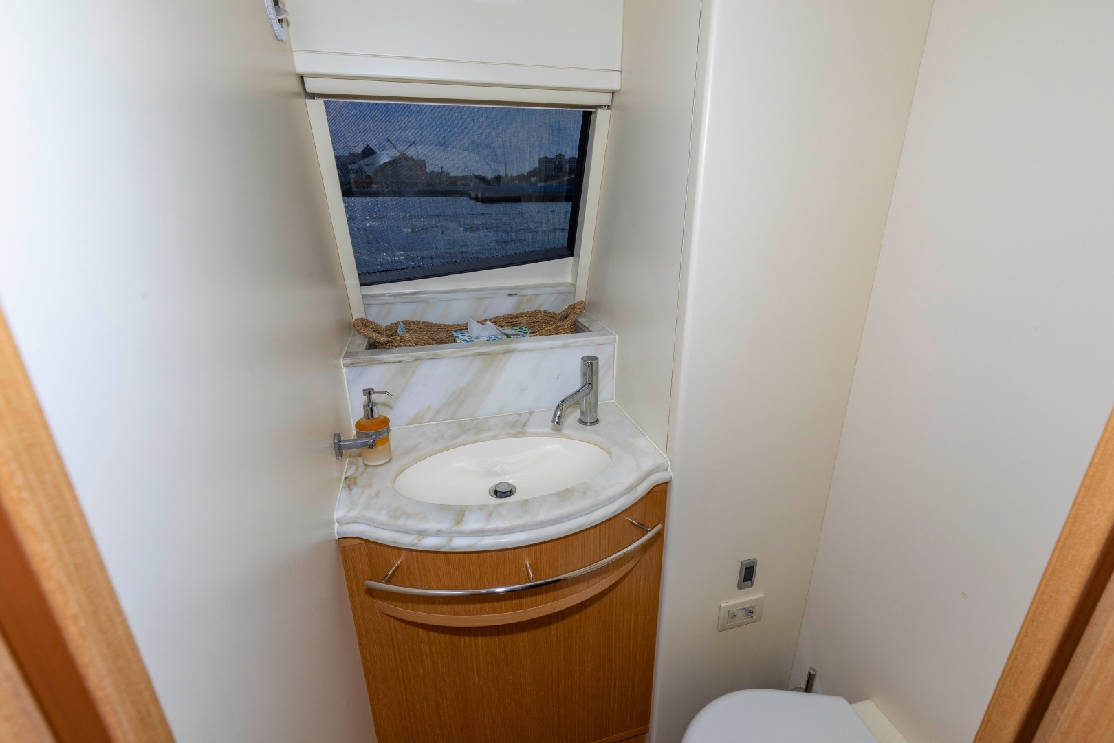 Ferretti 83 - MI RX - Crew Head