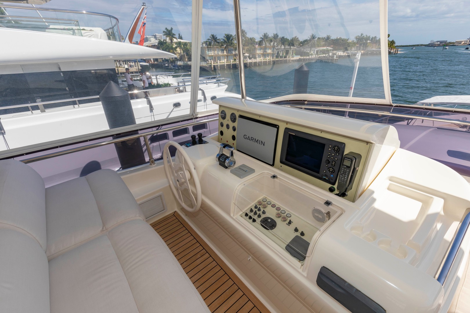 Ferretti 83 - MI RX - Bridge Helm Station