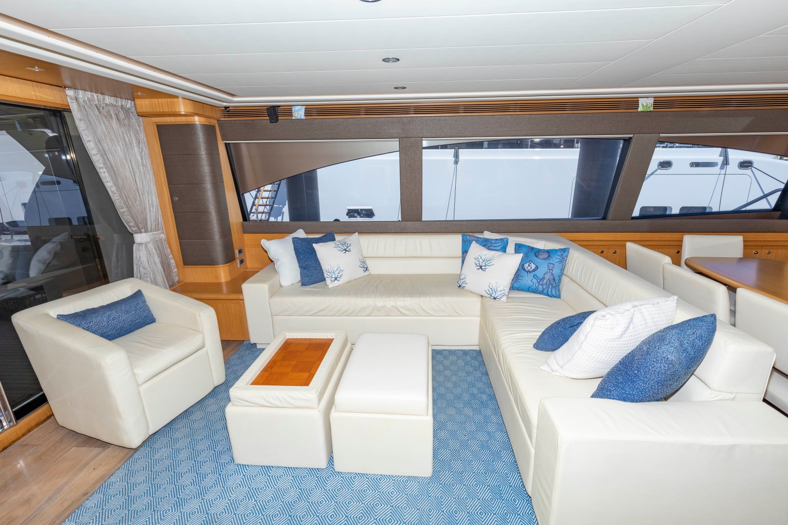 Ferretti 83 - MI RX - Salon Seating