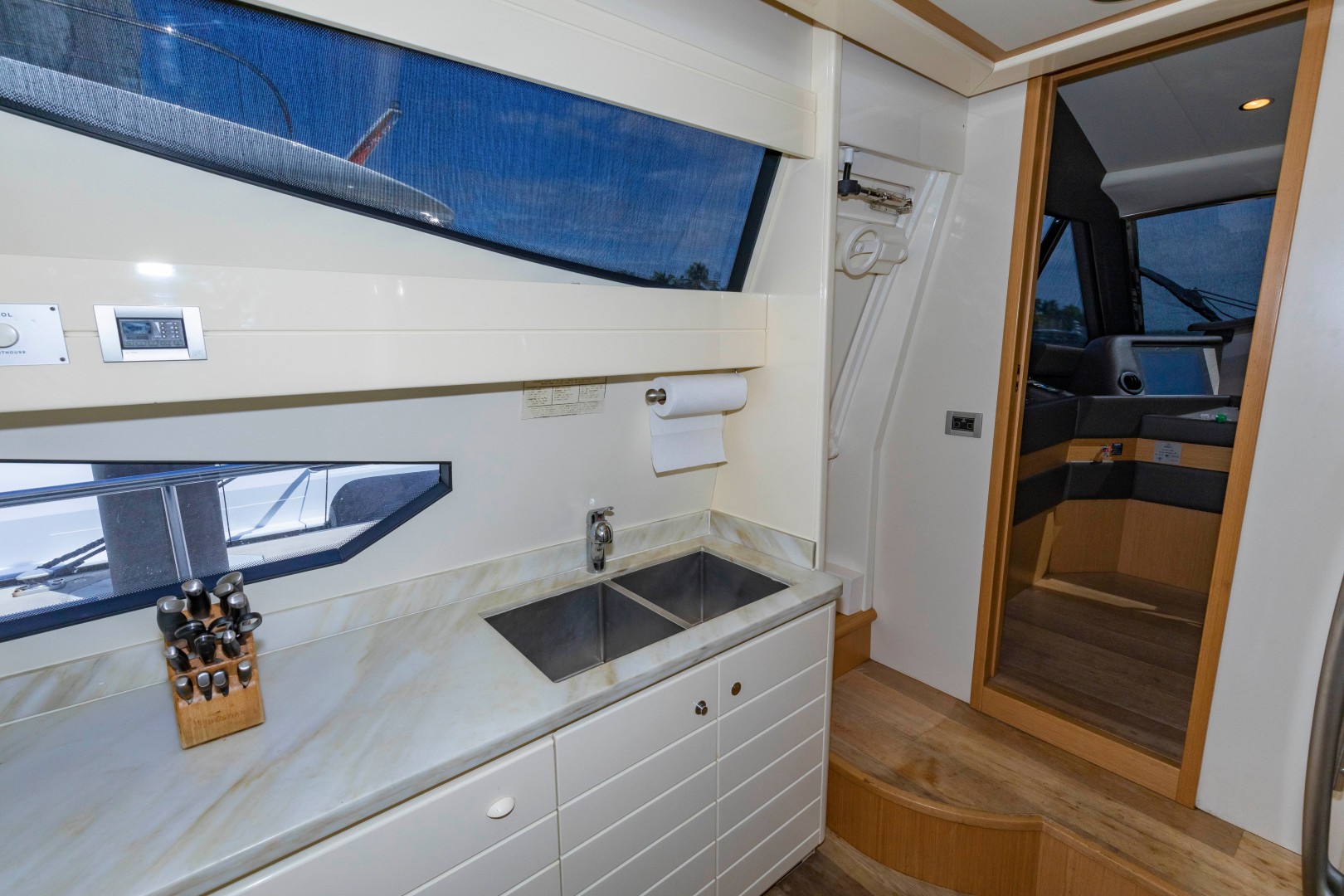 Ferretti 83 - MI RX - Galley