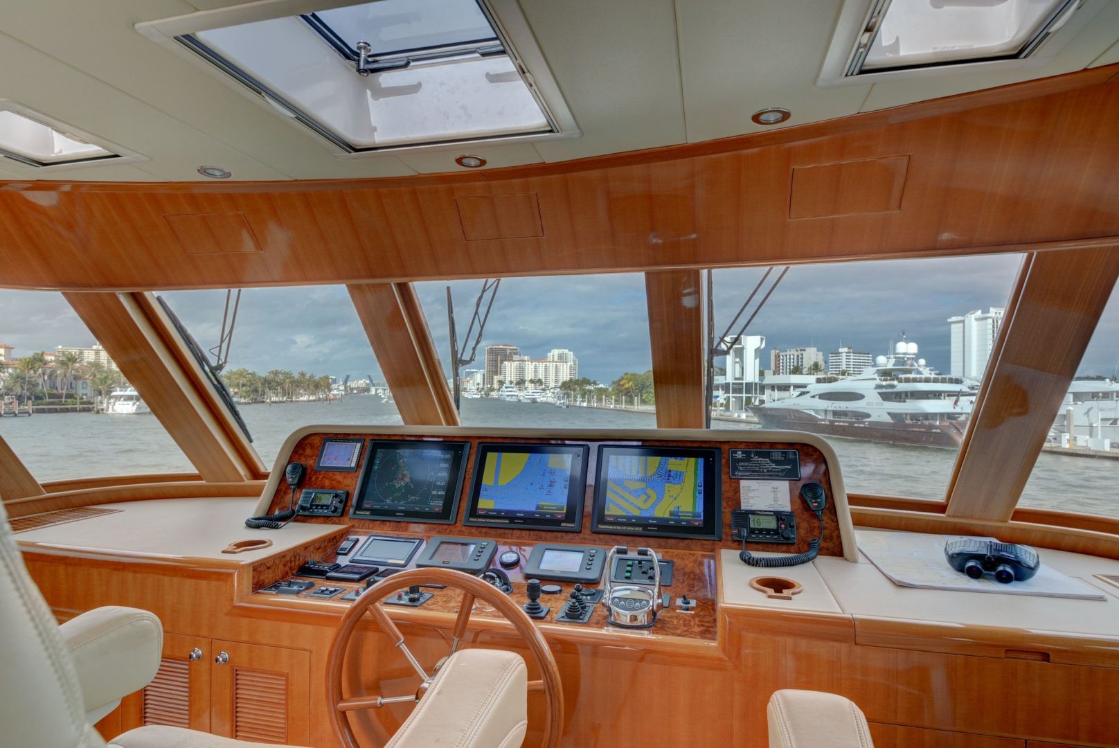 2015 Hampton 68 Endurance Sky Lounge Yacht For Sale Lenora D SI Yachts