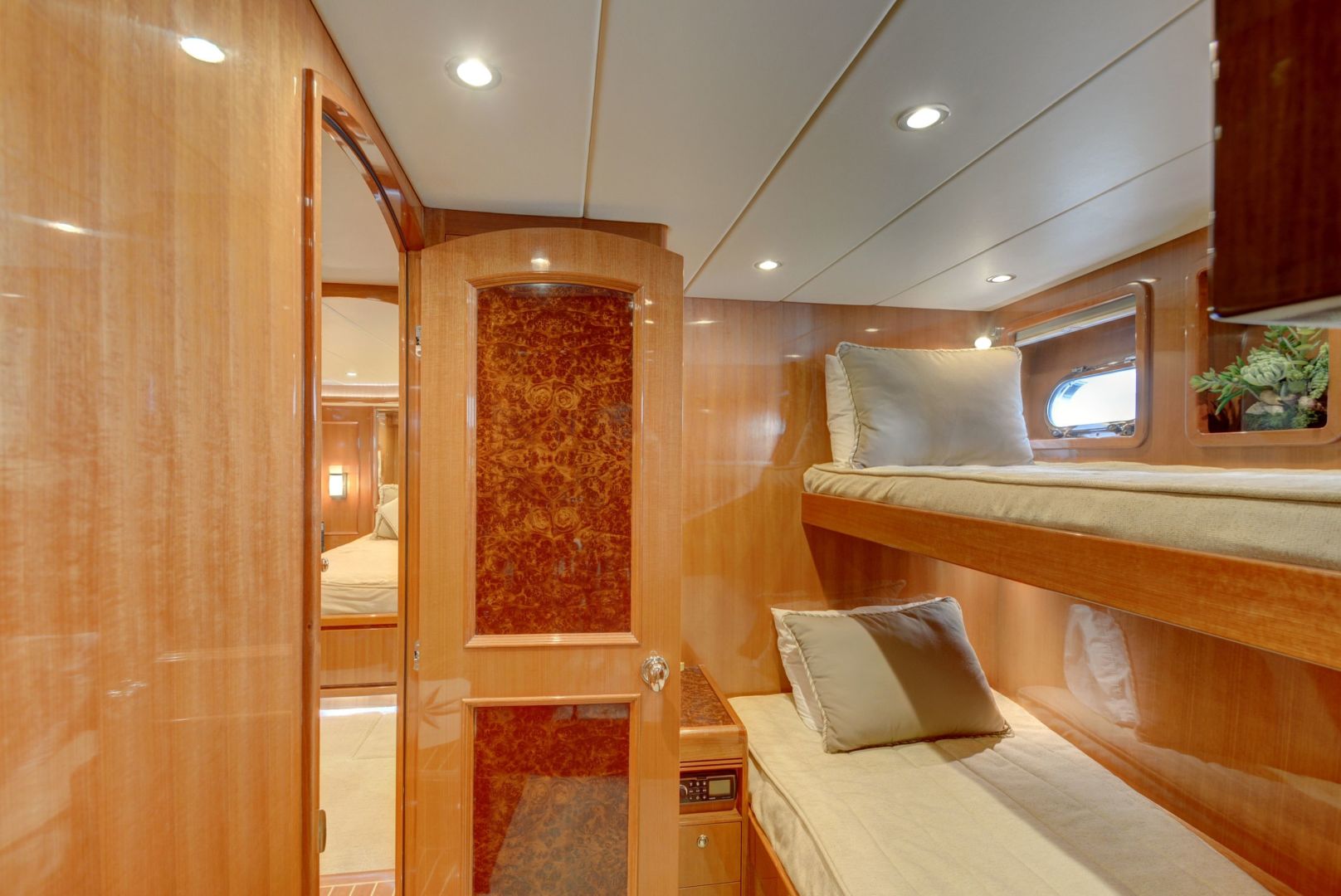 2015 Hampton 68 Endurance Sky Lounge Yacht For Sale Lenora D SI Yachts