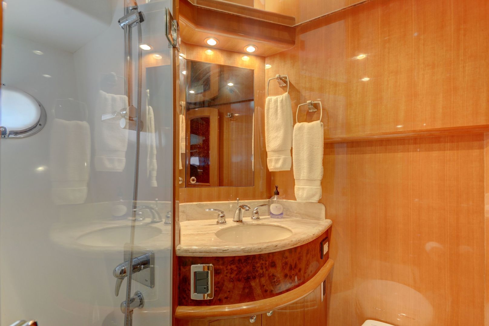 2015 Hampton 68 Endurance Sky Lounge Yacht For Sale Lenora D SI Yachts