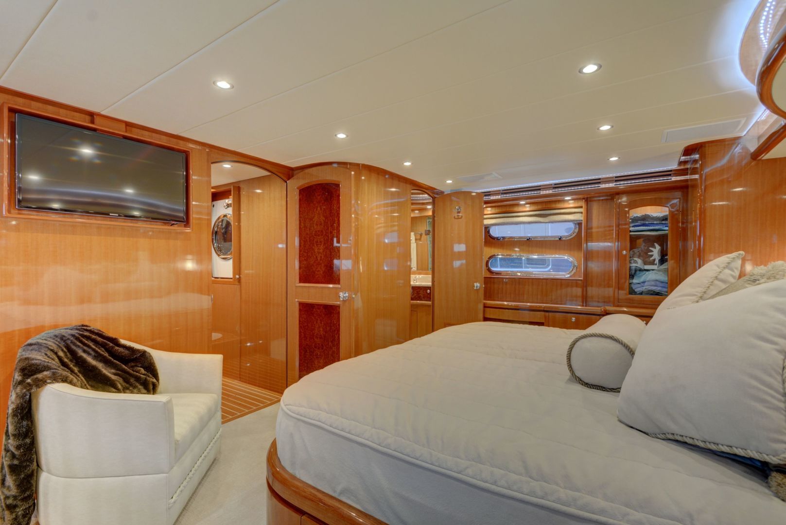 2015 Hampton 68 Endurance Sky Lounge Yacht For Sale Lenora D SI Yachts