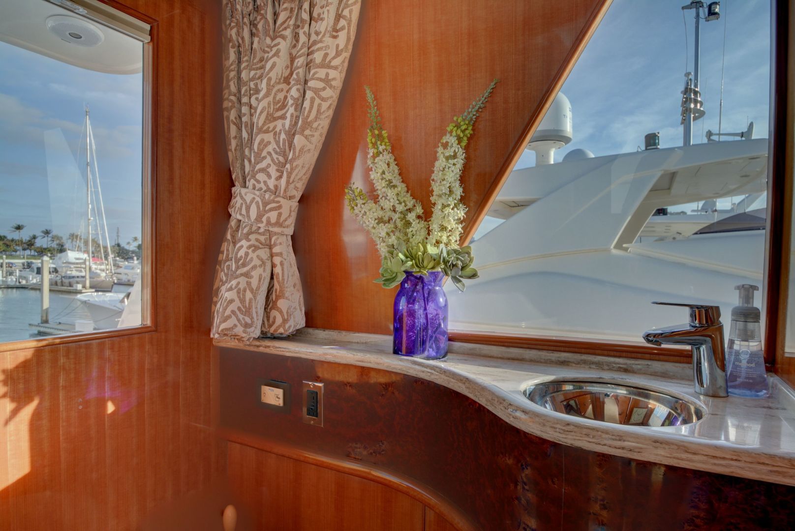 2015 Hampton 68 Endurance Sky Lounge Yacht For Sale Lenora D SI Yachts