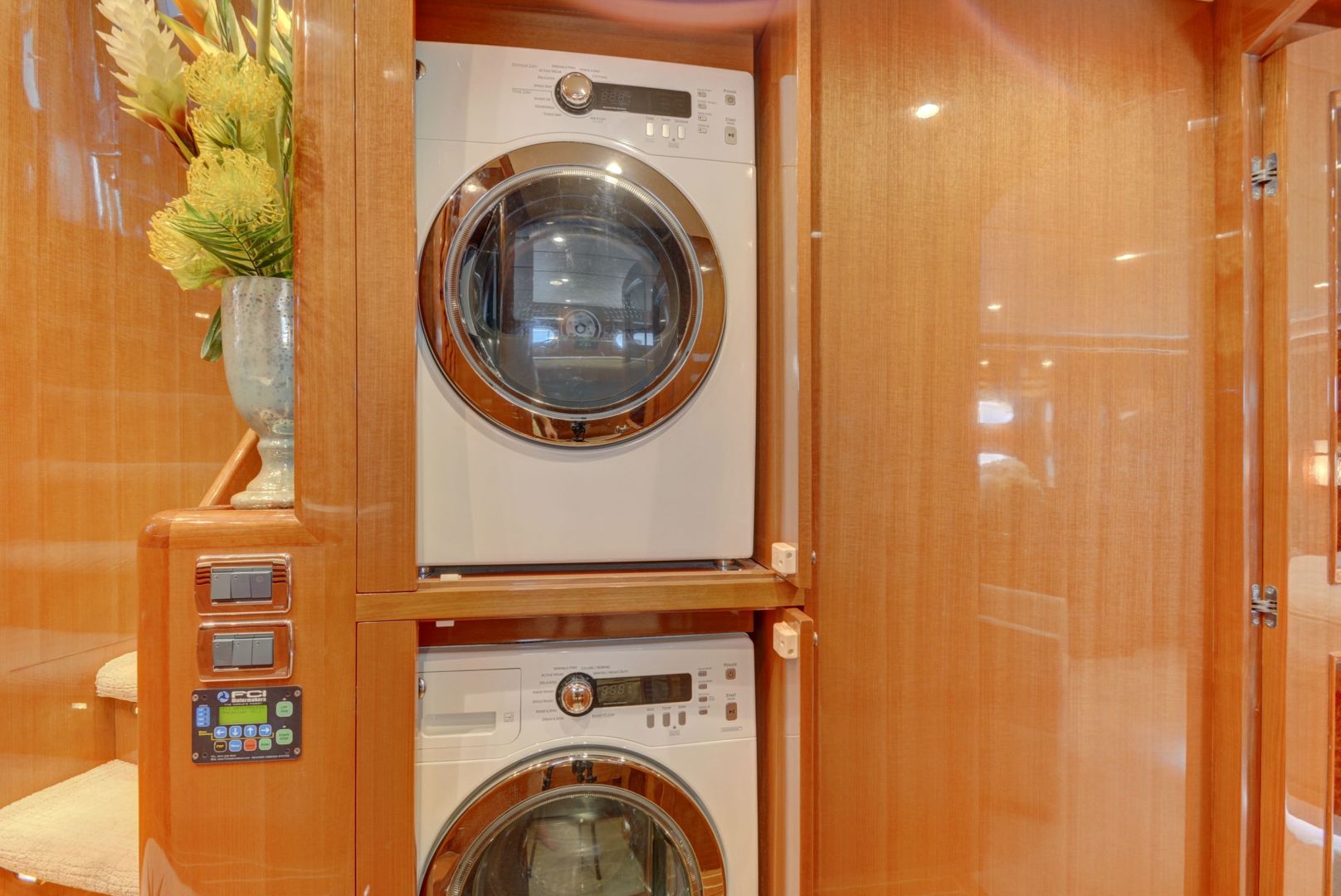 2015 Hampton 68 Endurance Sky Lounge Yacht For Sale Lenora D SI Yachts