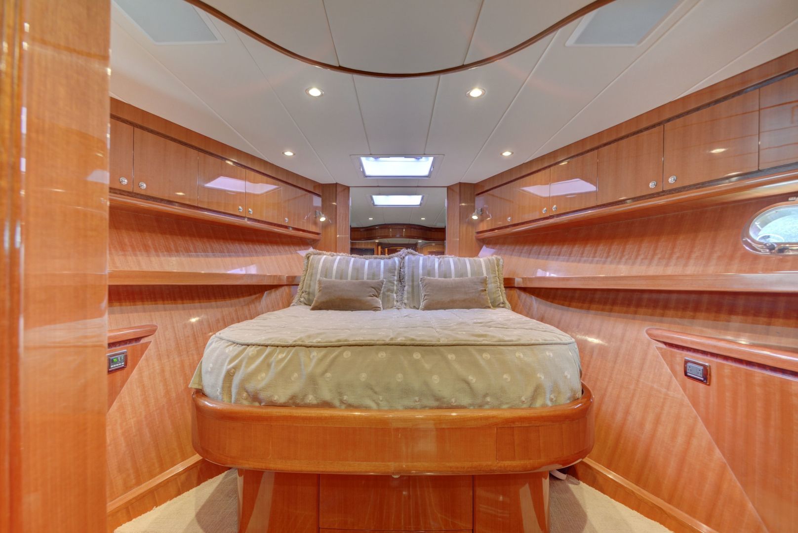 2015 Hampton 68 Endurance Sky Lounge Yacht For Sale Lenora D SI Yachts