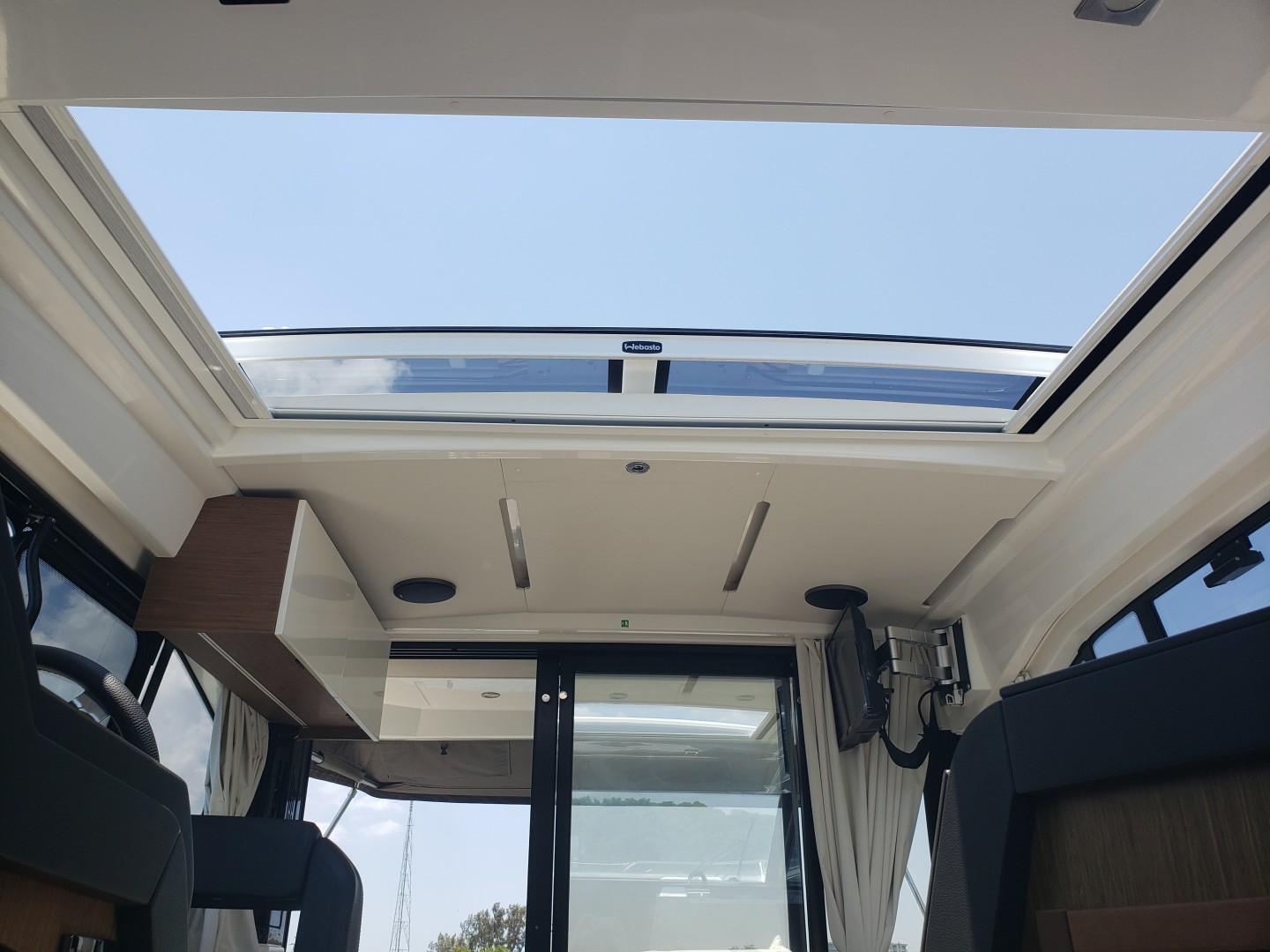 2019 33 Jeanneau Express - Sunroof