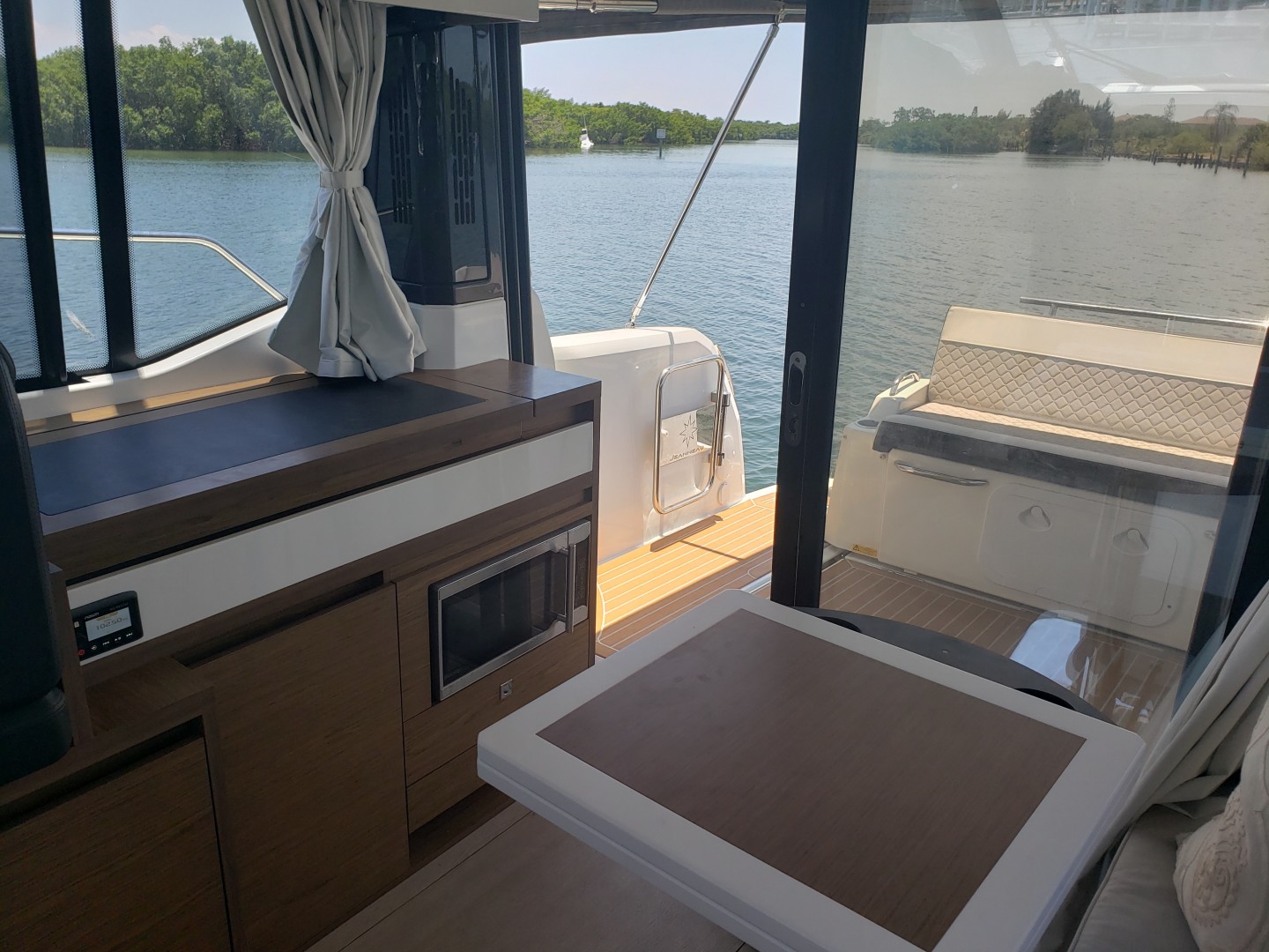 2019 33 Jeanneau Express - Salon