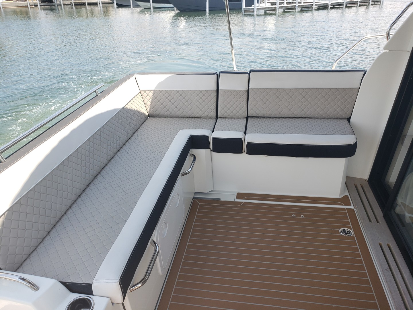 2019 33 Jeanneau Express - Cockpit