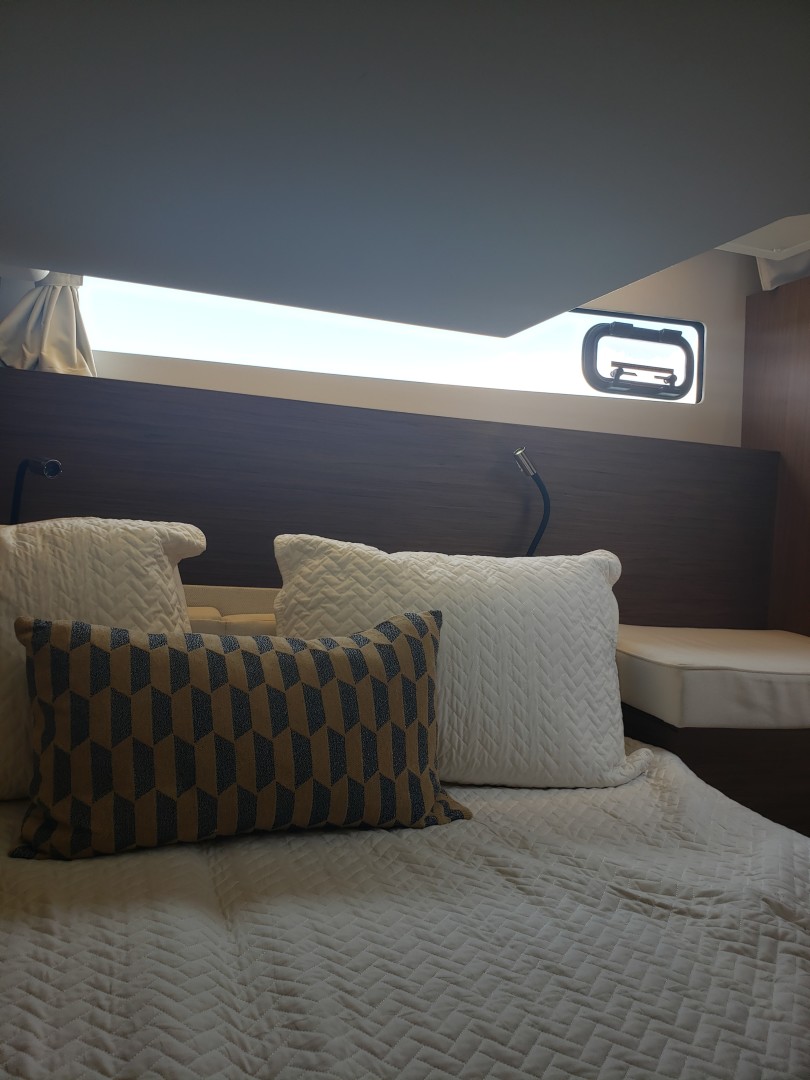2019 33 Jeanneau Express - Guest Stateroom