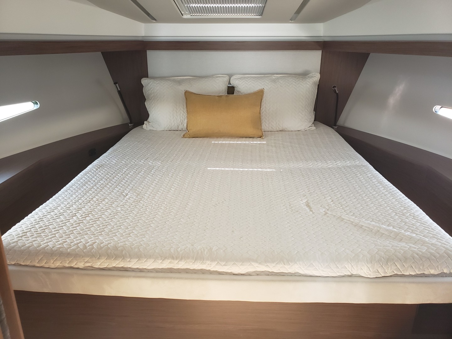 2019 33 Jeanneau Express - Master Stateroom