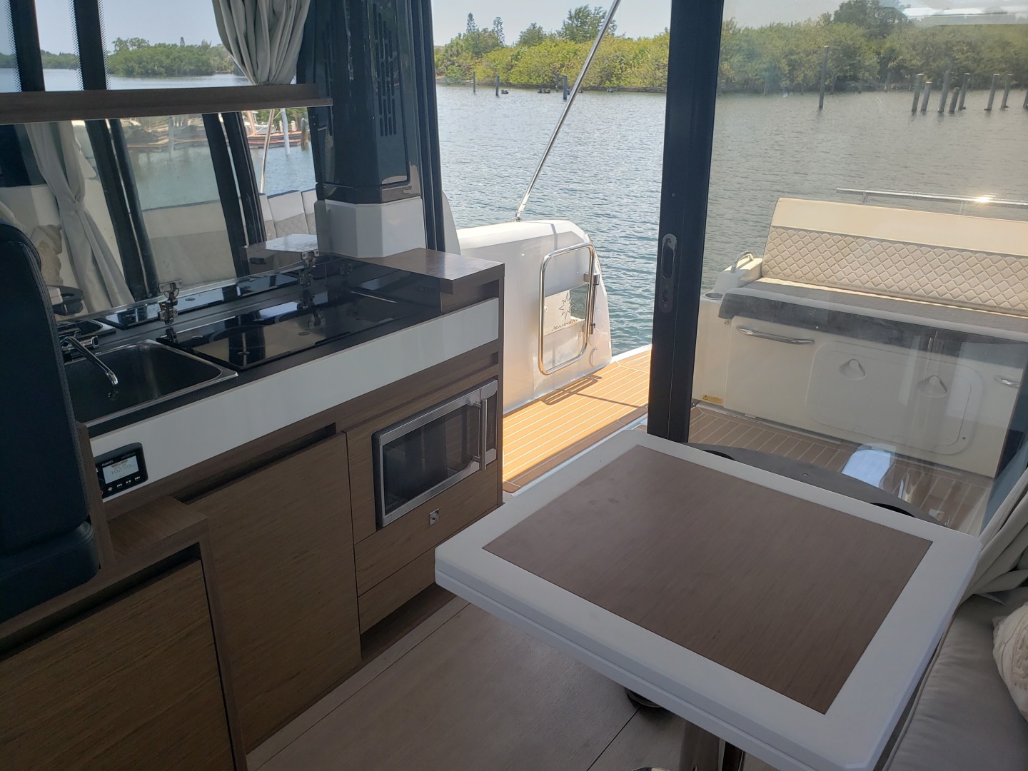 2019 33 Jeanneau Express - Salon