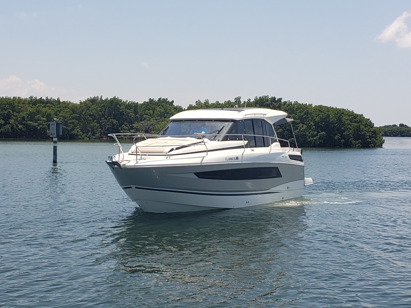 2019 33 Jeanneau Express - Port Profile