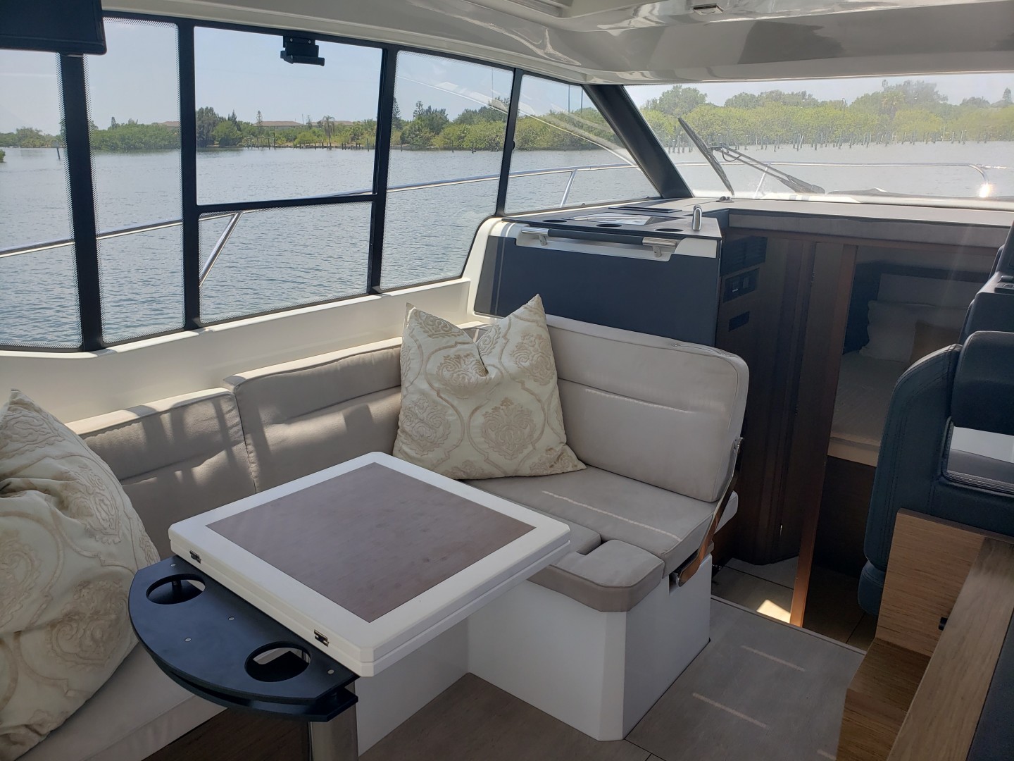 2019 33 Jeanneau Express - Dinette