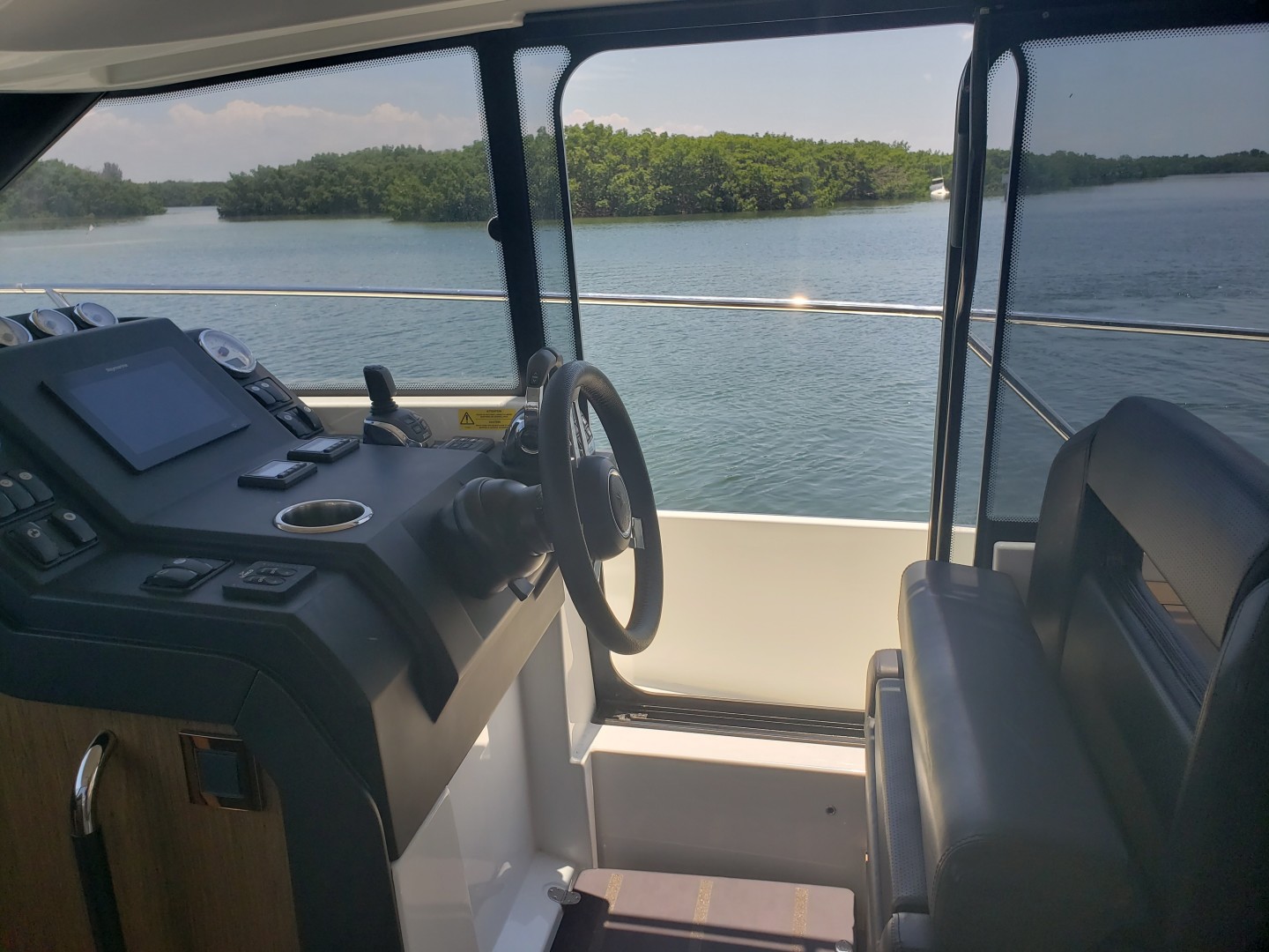 2019 33 Jeanneau Express - Helm