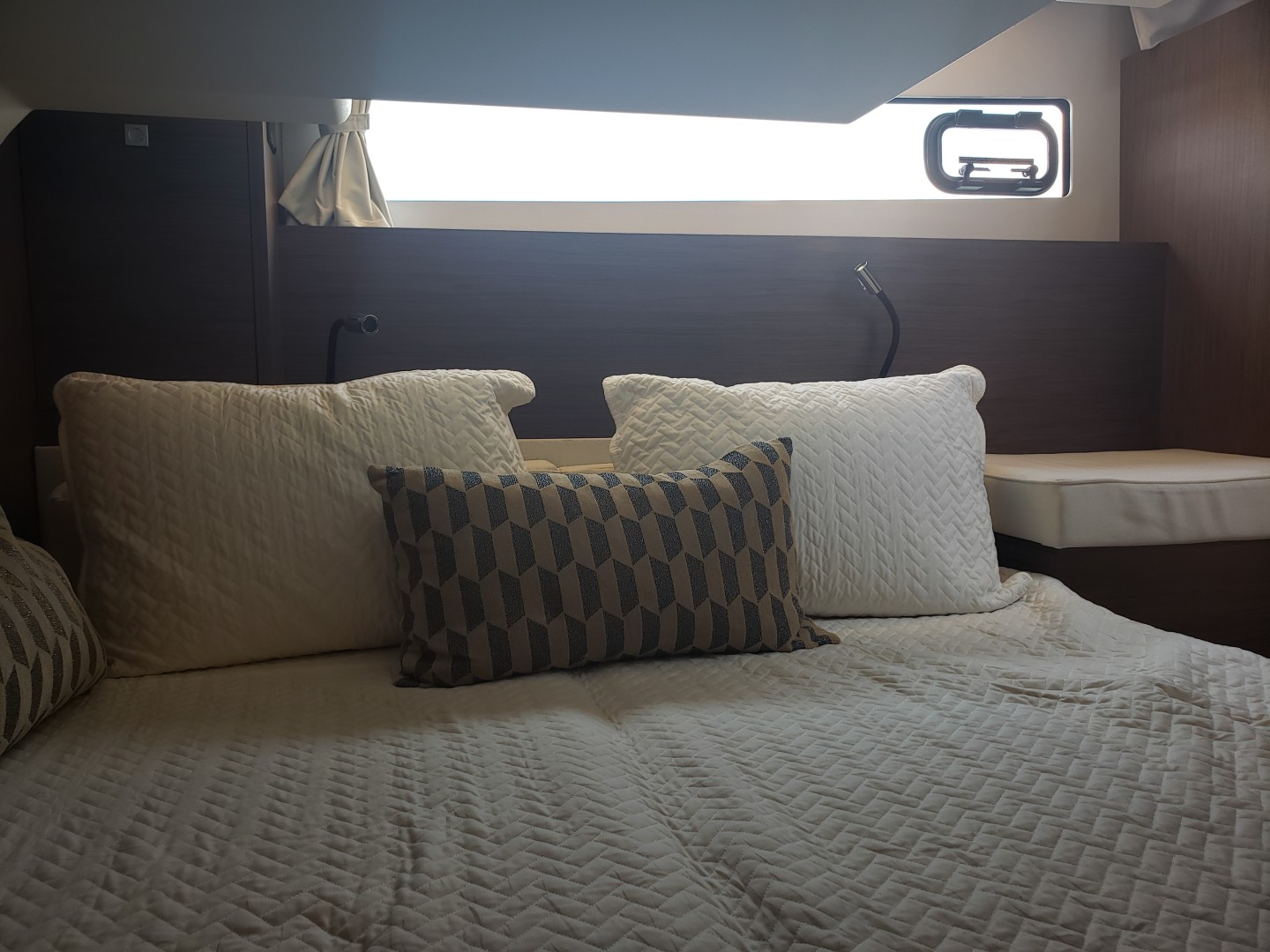 2019 33 Jeanneau Express - Guest Stateroom