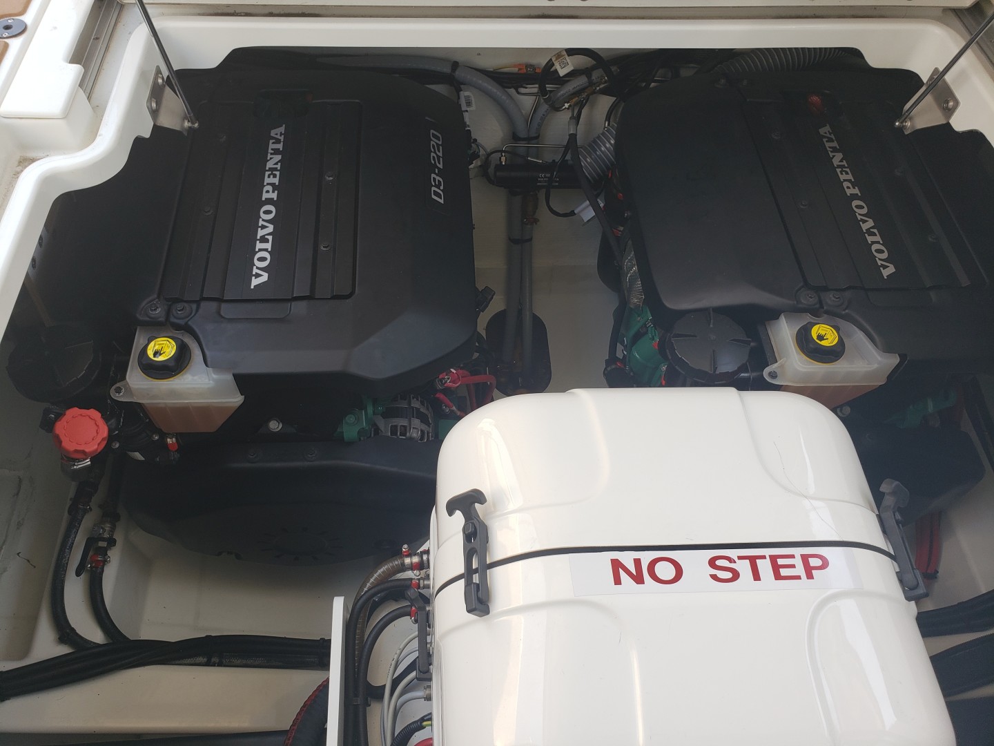 2019 33 Jeanneau Express - Engine Room