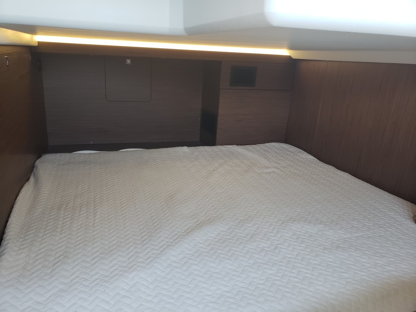 2019 33 Jeanneau Express - Guest Stateroom