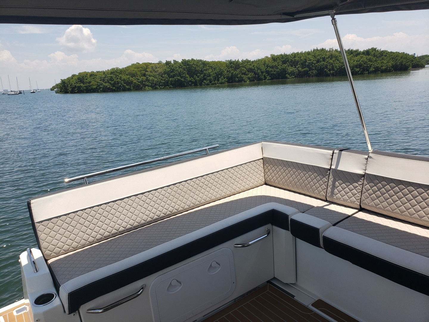 2019 33 Jeanneau Express - Cockpit Seating