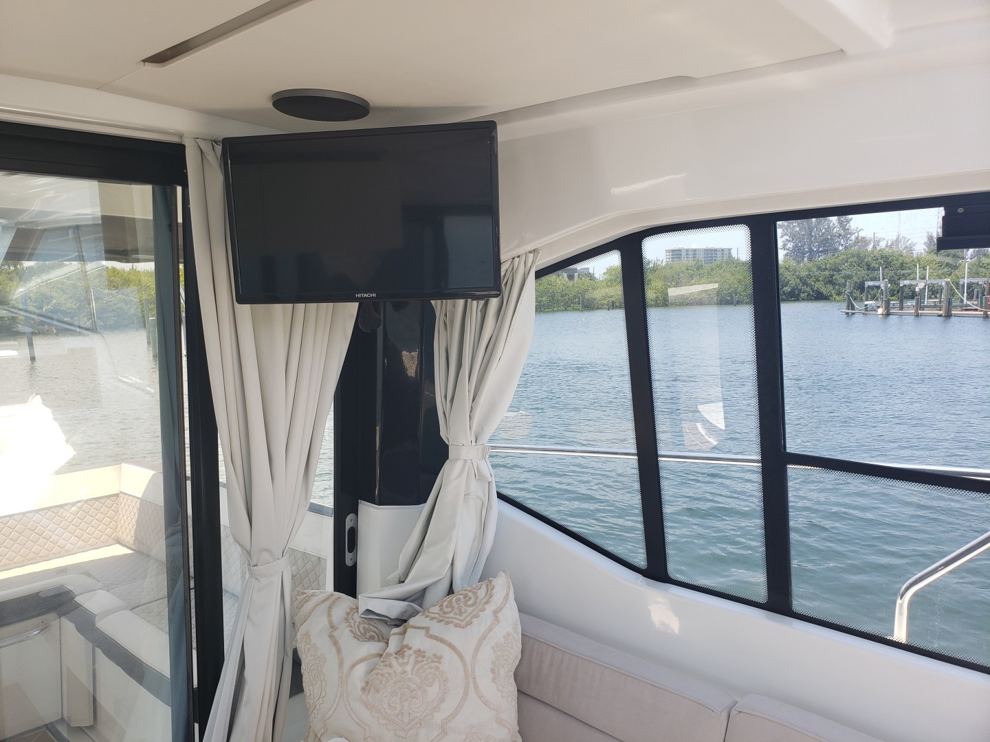 2019 33 Jeanneau Express - Salon TV