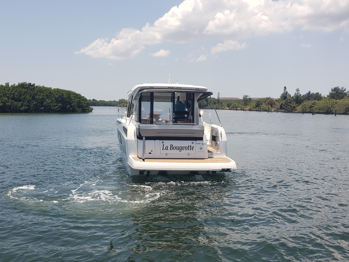 2019 33 Jeanneau Express - Transom Profile