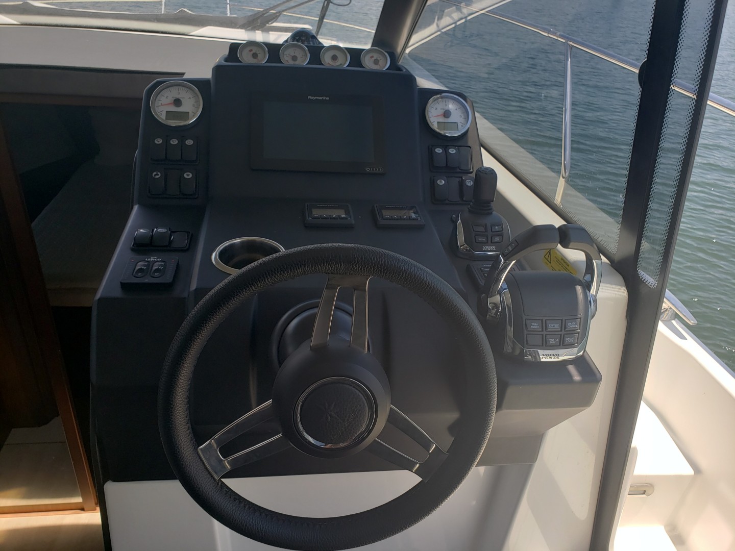 2019 33 Jeanneau Express - Helm/Electronics