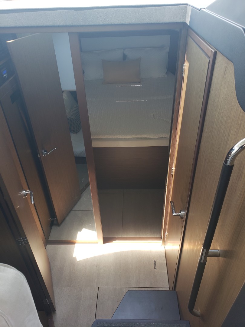 2019 33 Jeanneau Express - Companion Way