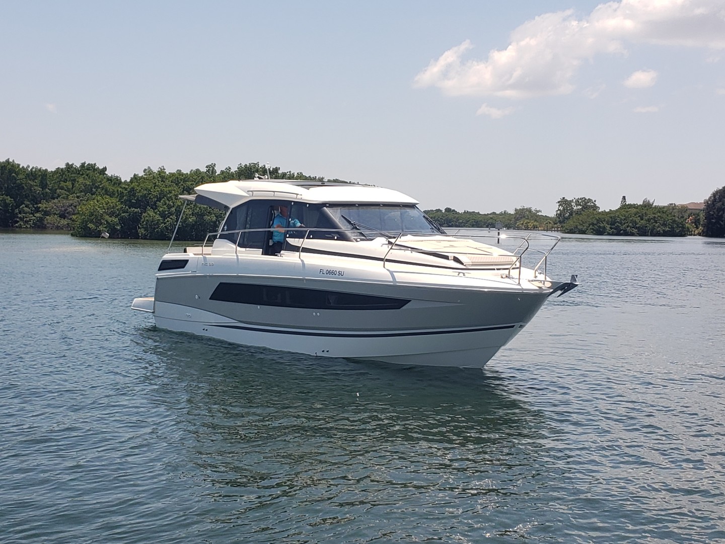 2019 33 Jeanneau Express - Starboard Profile