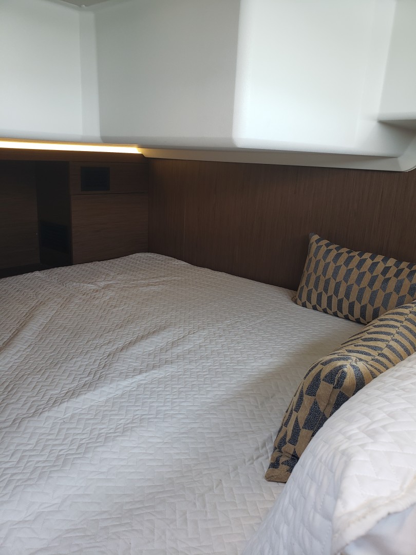 2019 33 Jeanneau Express - Guest Stateroom