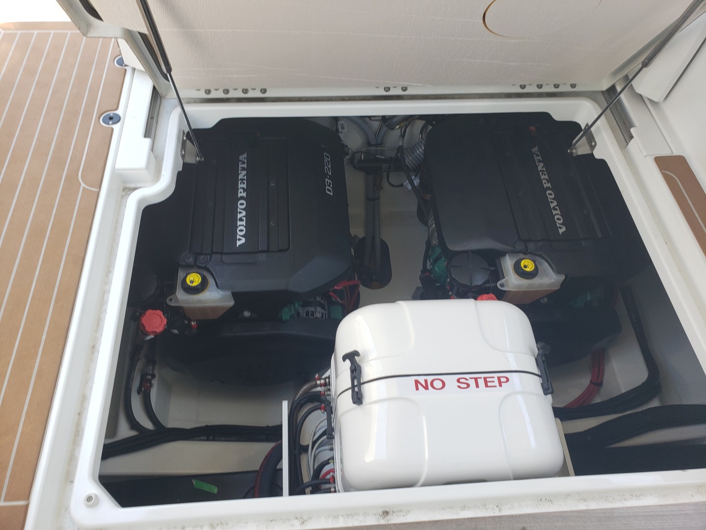 2019 33 Jeanneau Express - Engine Room