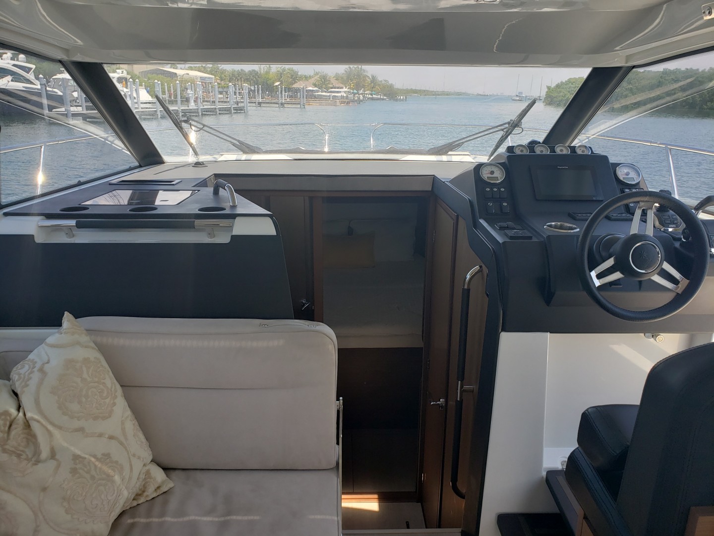 2019 33 Jeanneau Express - Helm