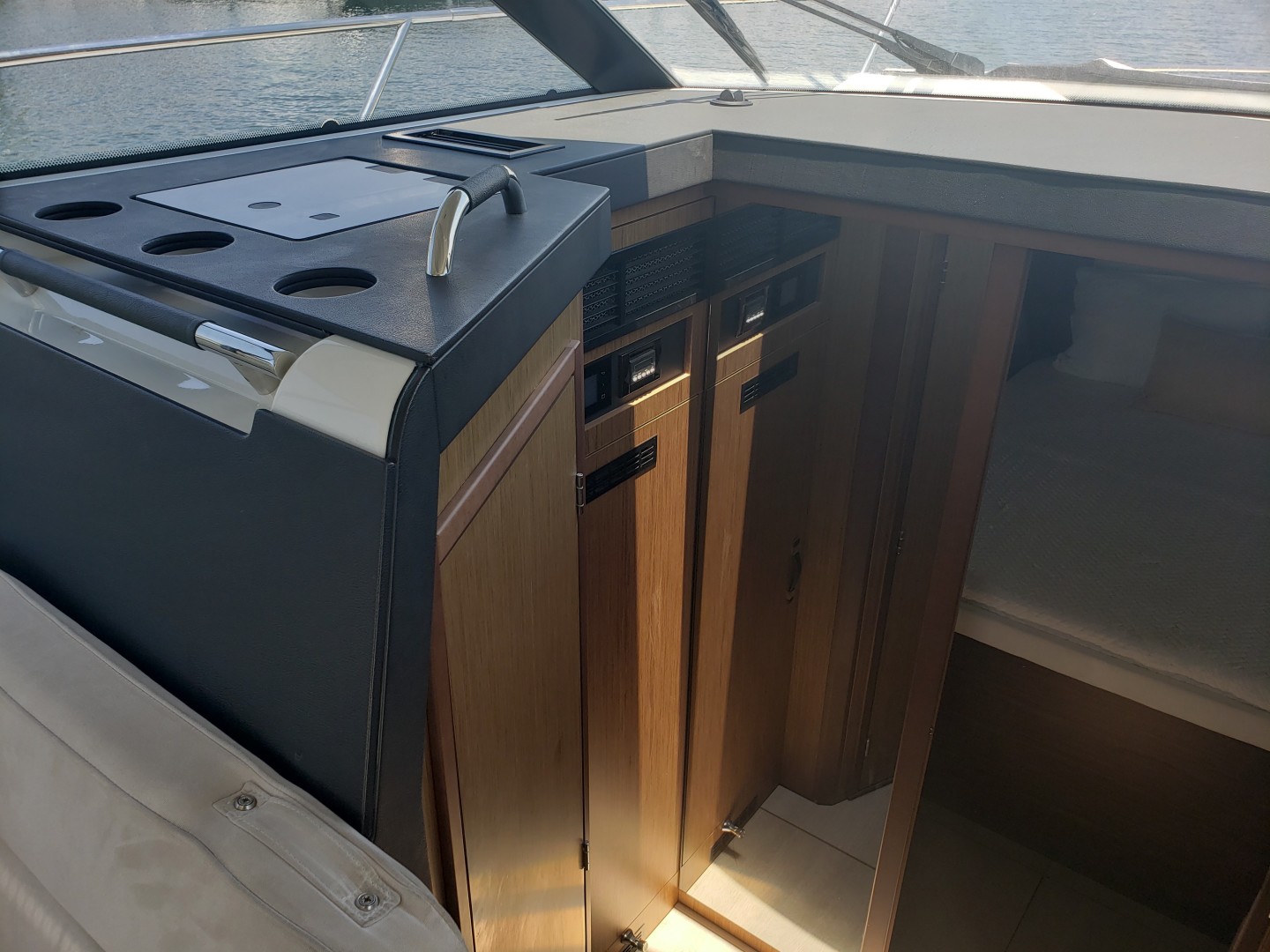 2019 33 Jeanneau Express - Main Distribution Panel