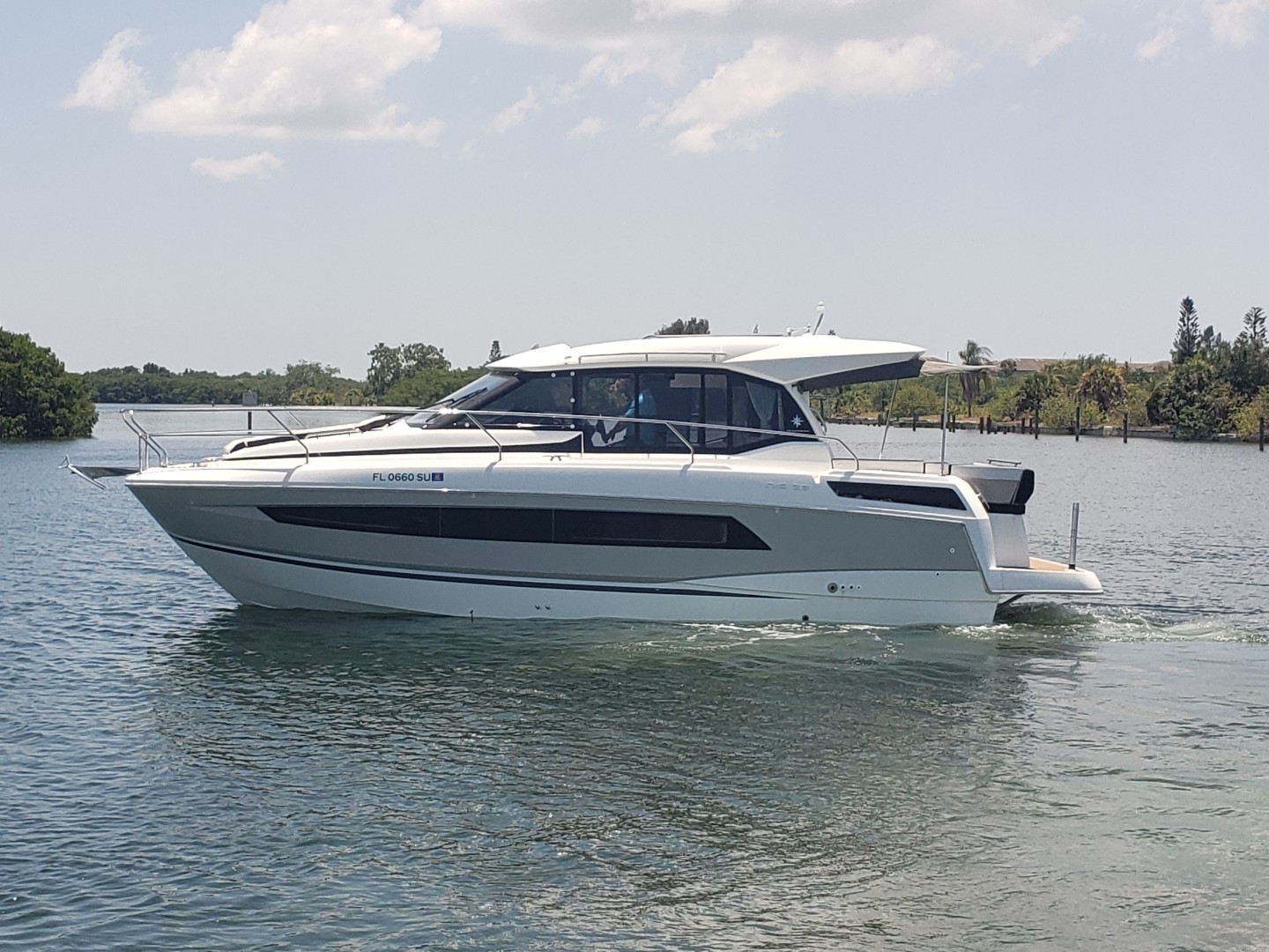 2019 33 Jeanneau Express - Port Profile