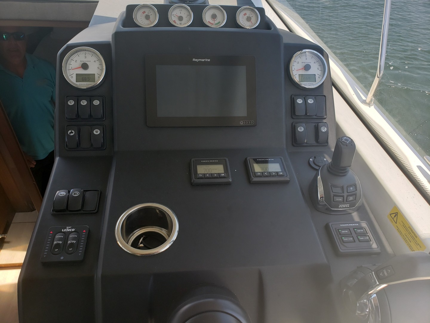 2019 33 Jeanneau Express - Electronics
