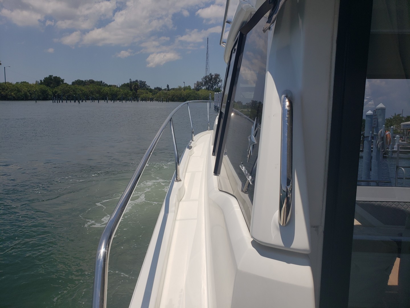 2019 33 Jeanneau Express - Walkway