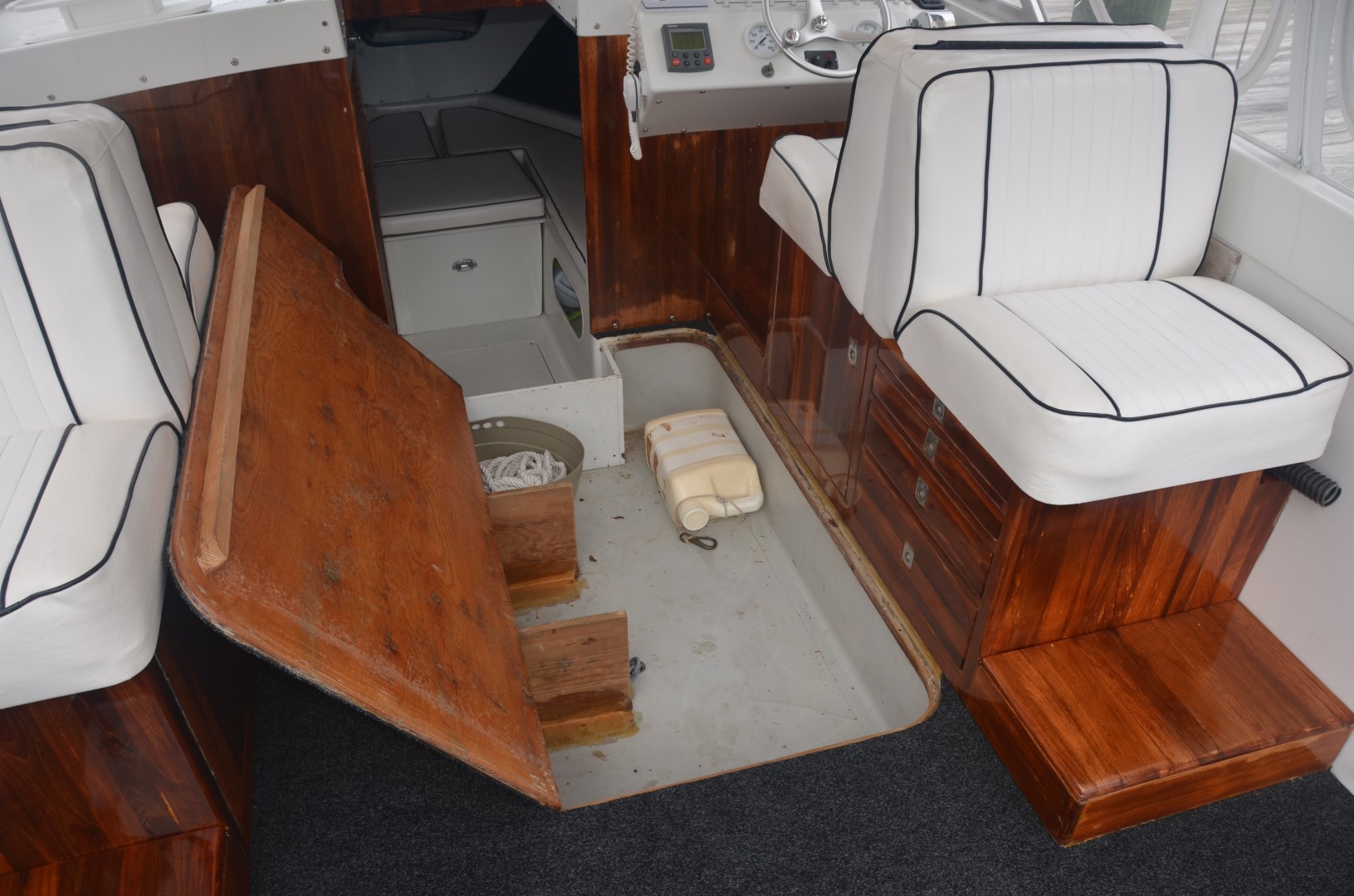 Bertram 25 - Favor - Helm Deck Seating