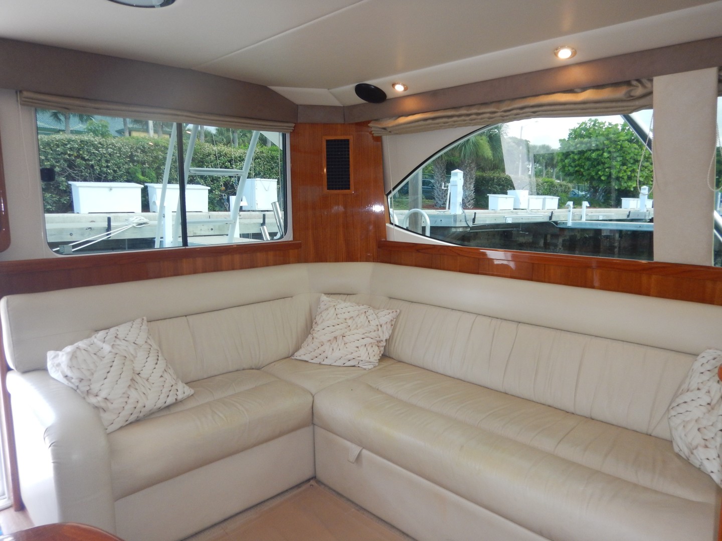 Riviera 42 - No Worries Mate II - Salon