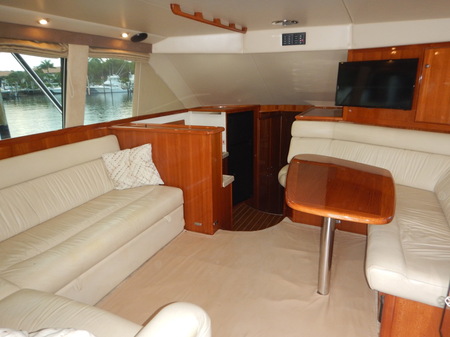 Riviera 42 - No Worries Mate II - Salon