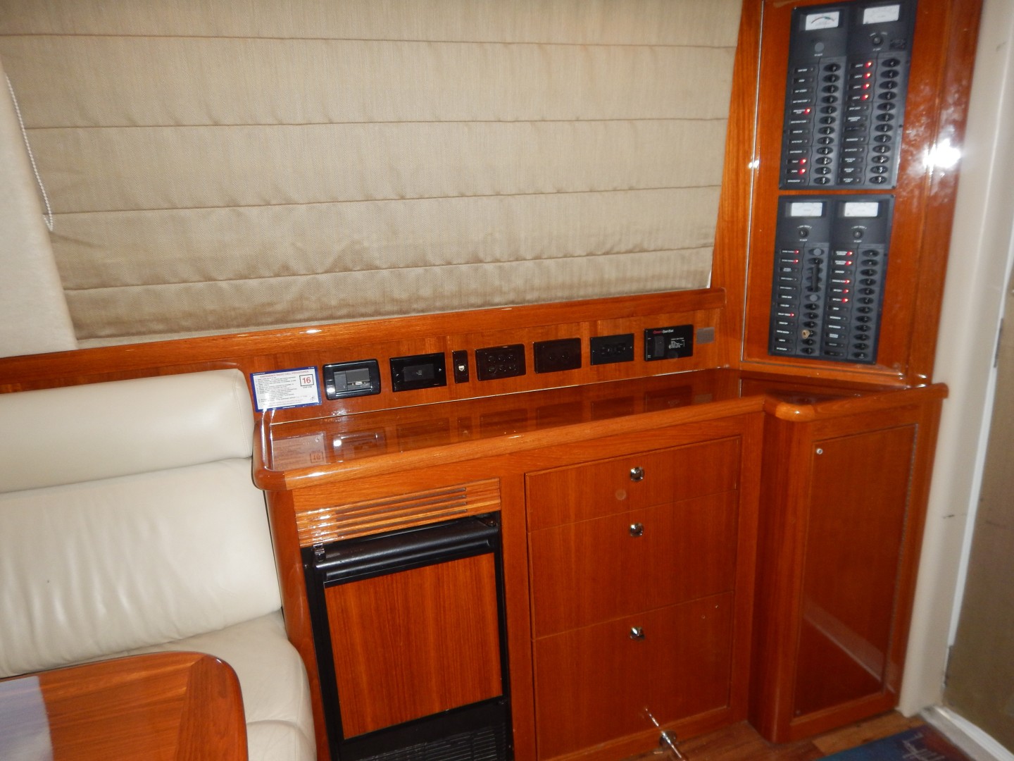 Riviera 42 - No Worries Mate II - Salon