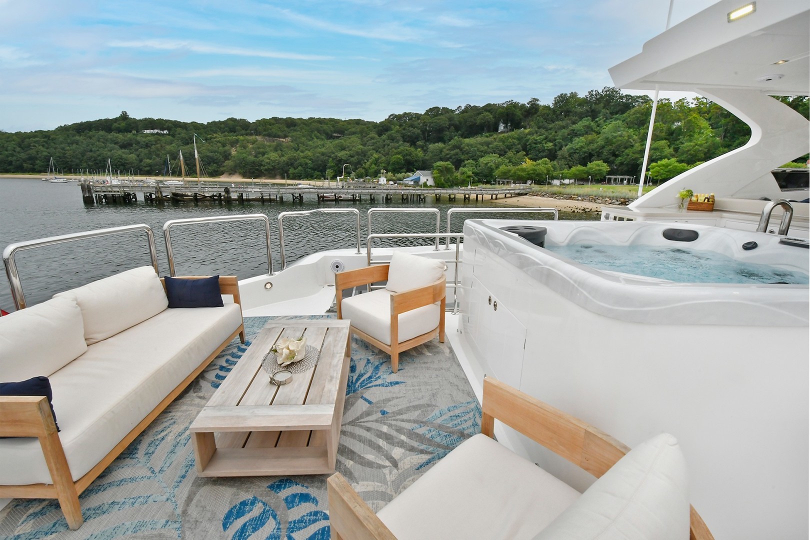 Horizon 110 - Neverland - Flybridge Hot tub
