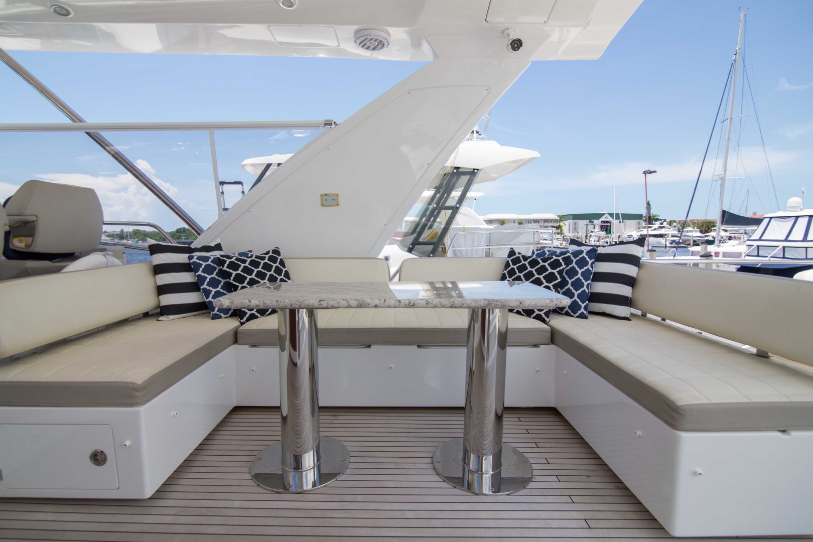 Azimut 66 - Lady M - Flybridge Dinette