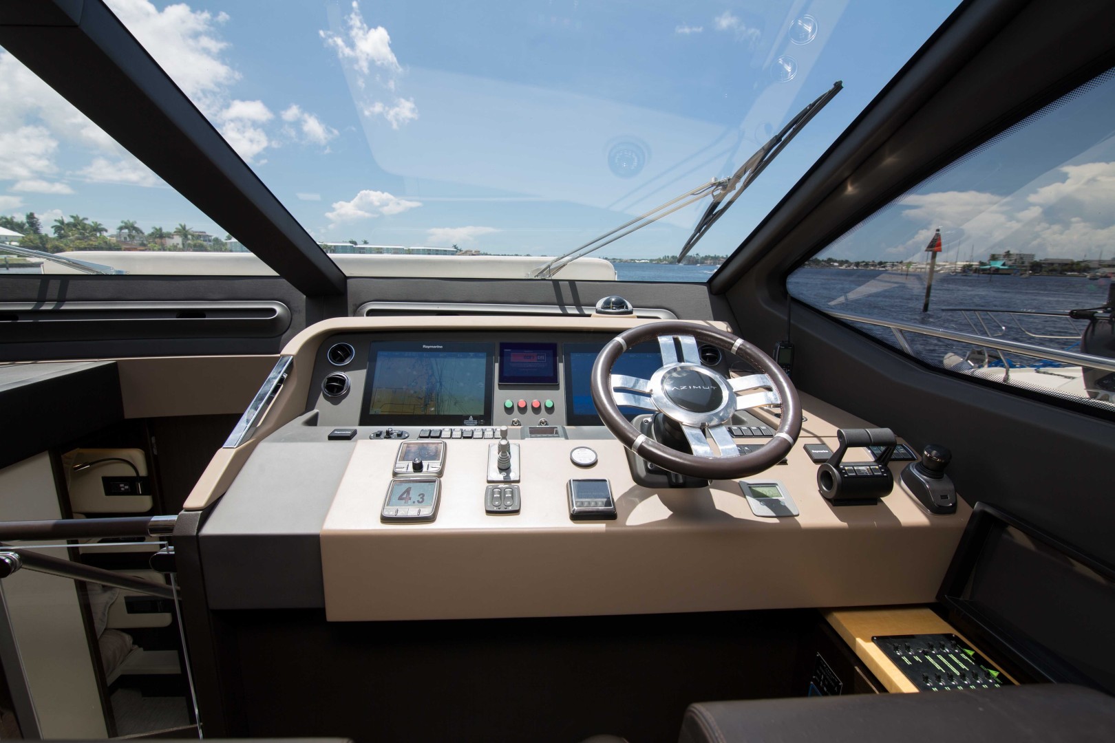 Azimut 66 - Lady M - Enclosed Flybridge Helm