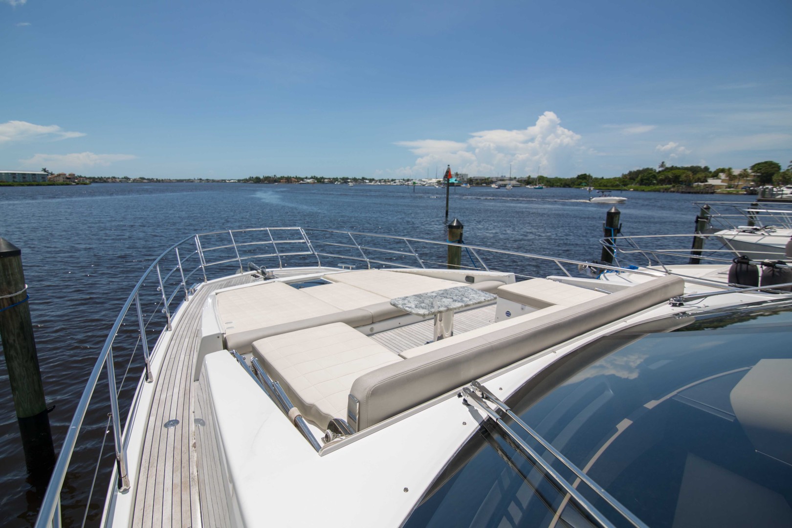 Azimut 66 - Lady M - Bow