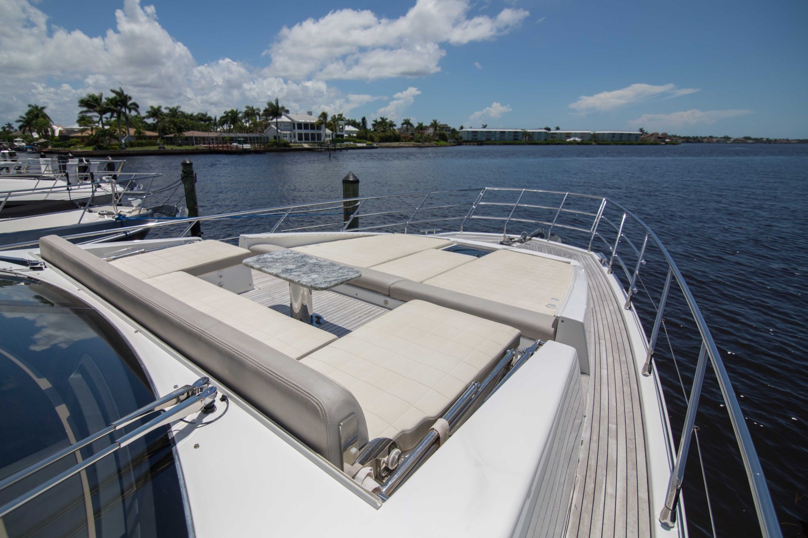 Azimut 66 - Lady M - Bow