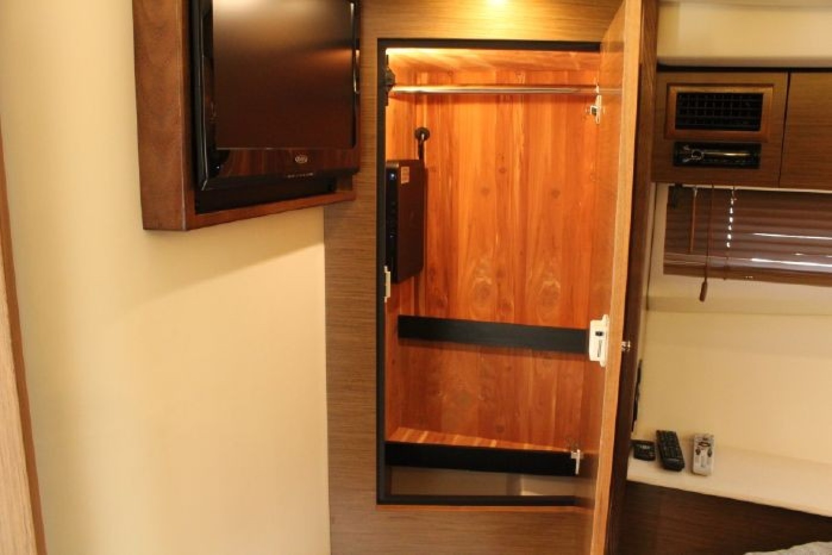 Cruisers Yachts 45 Cantius - Photo 42