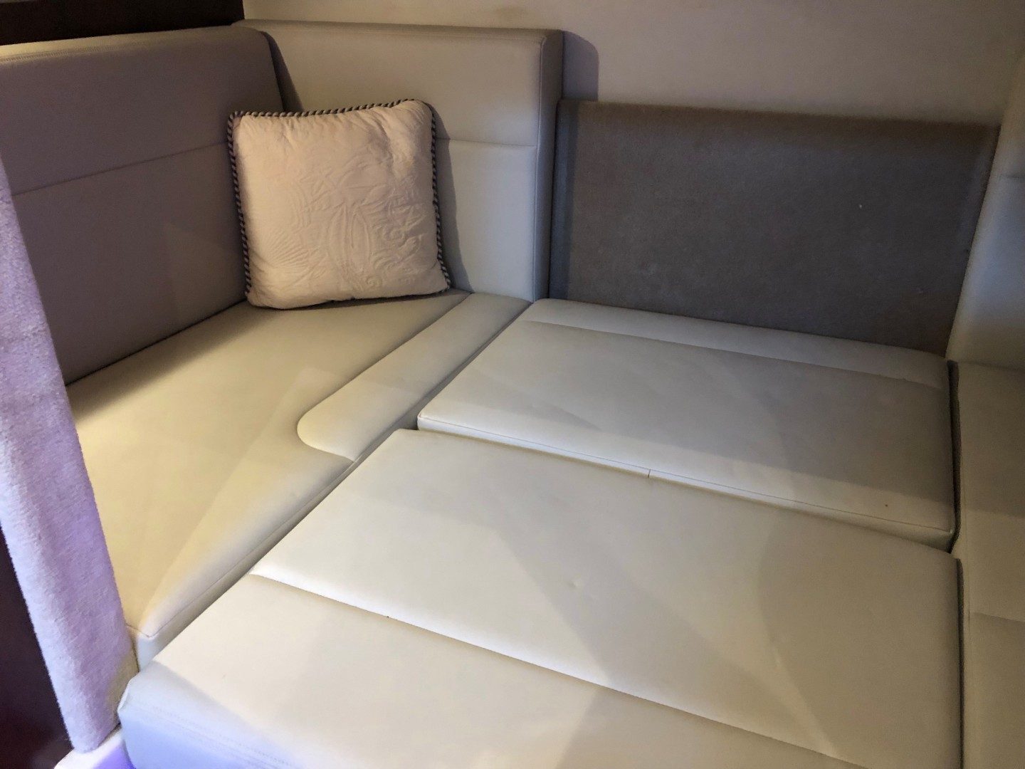 Chaparral 31 - Cabin