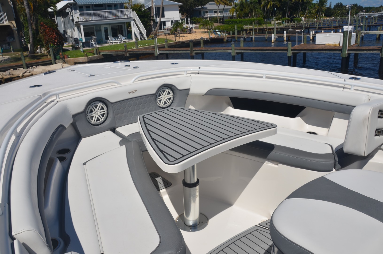 Tidewater 320 CC - pop-up table