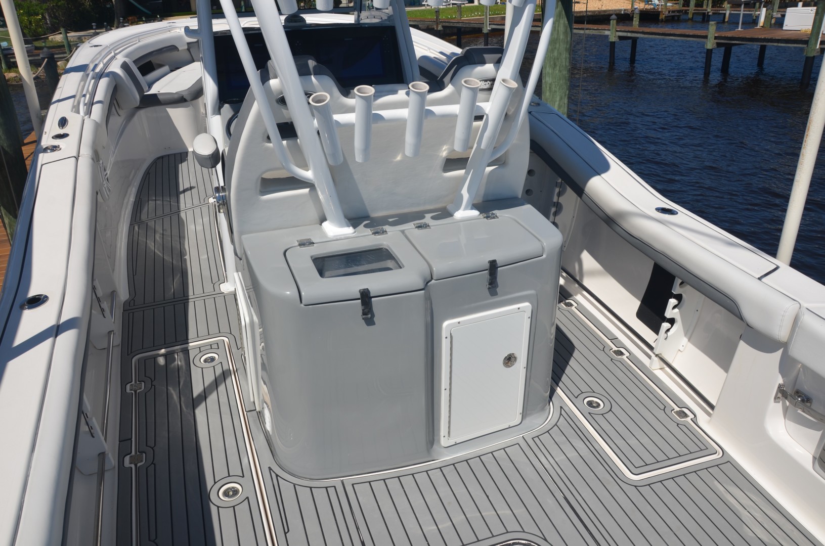 Tidewater 320 CC - cockpit