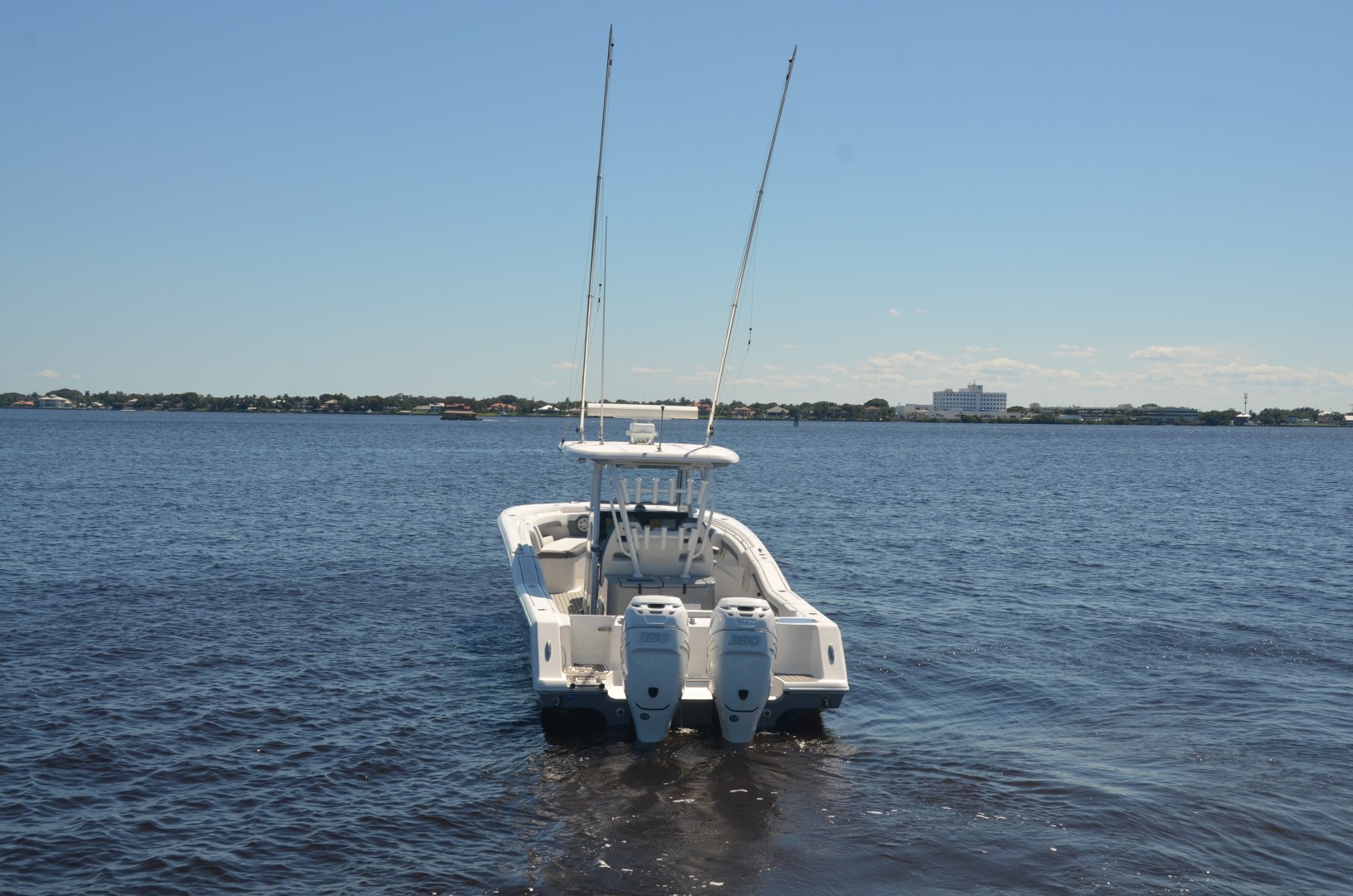 Tidewater 320 CC - Exterior Profile